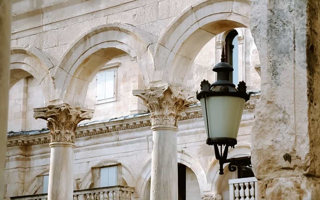 sloupy Diokleciánova paláce ve Split