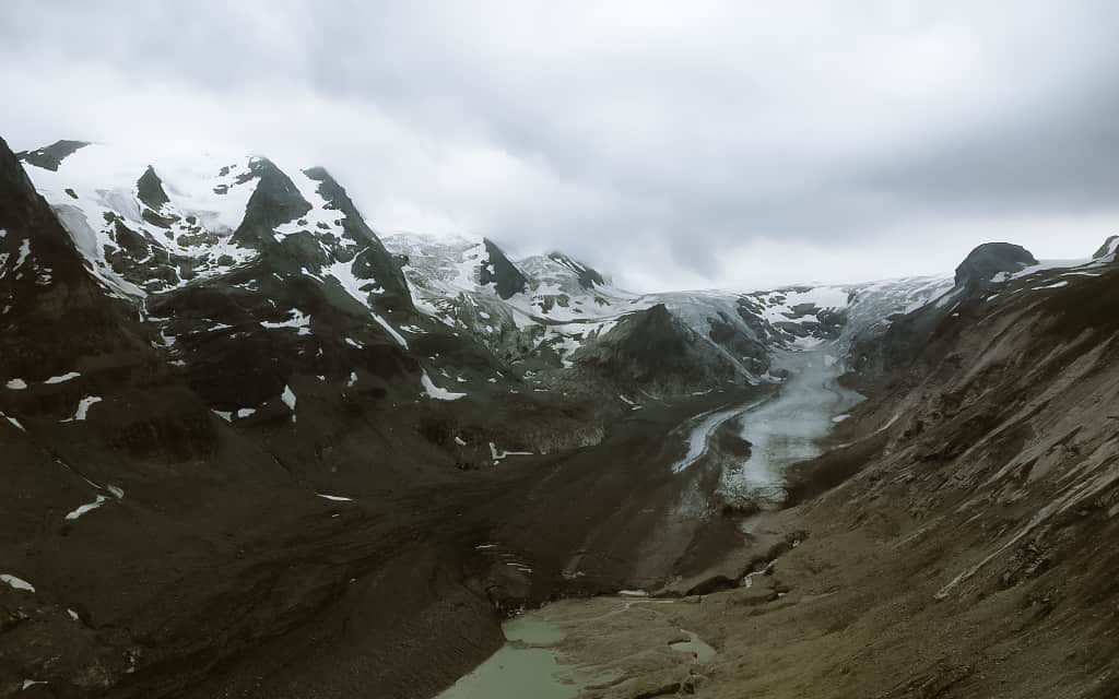 Grossglockner po levé straně a ledovec Pasterze