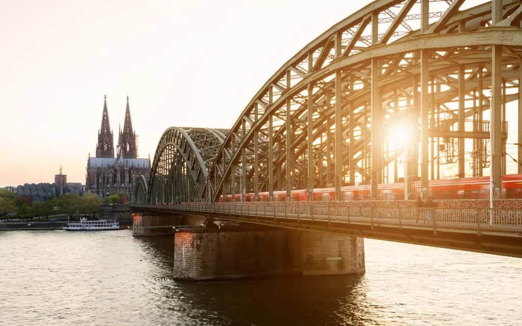 Pohled na Kolínskou katedrálu od mostu Hohenzollern