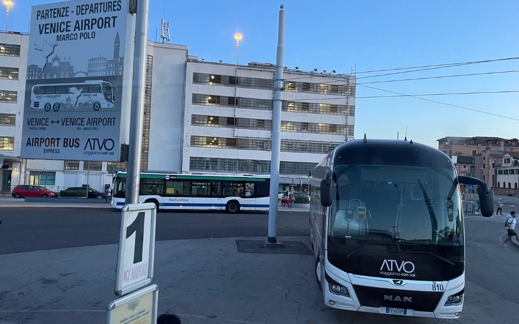 Zastávka ATVO autobusů na Piazzale Roma Benátky