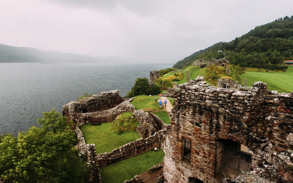 Loch Ness a hrad Urquhart / co navštívit ve Skotsku