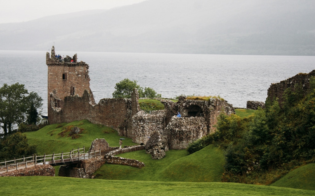 Loch Ness a hrad Urquhart / co navštívit ve Skotsku