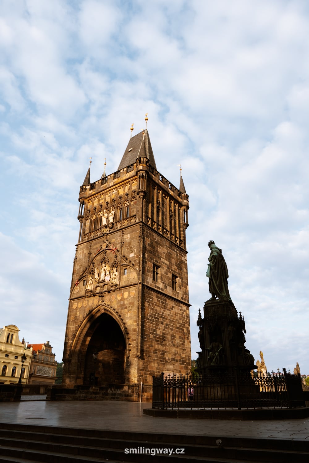 Křížovnické náměstí a Staroměstská mostecká věž na Karlově mostě v Praze