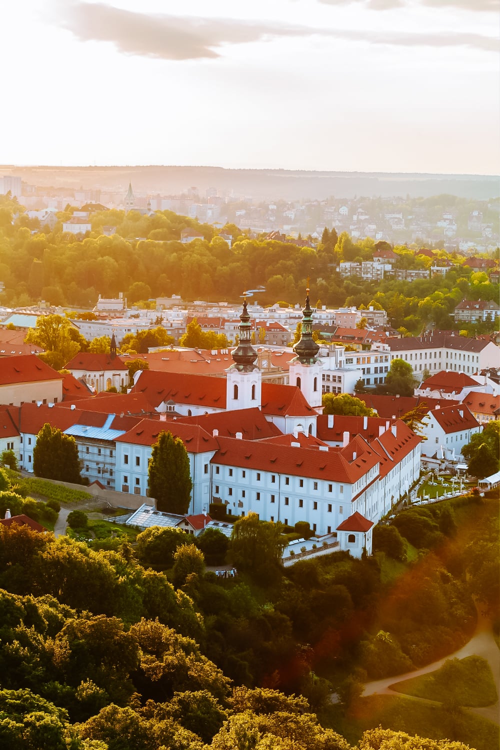 strahovský klášter z petřínské rozhledny Praha