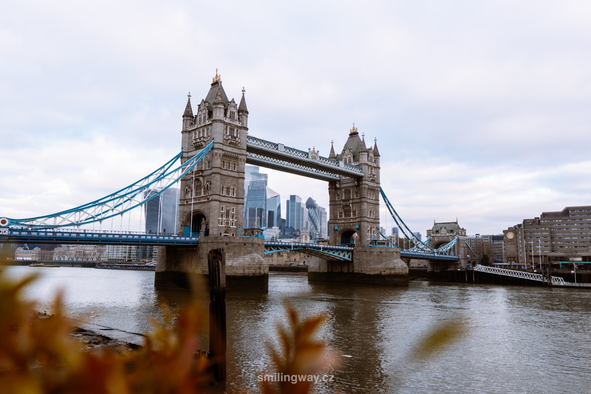 tower bridge londýn / kam v londýně