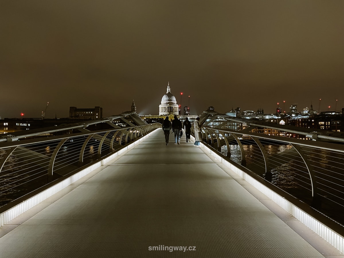 millenium bridge a katedrála svatého Pavla Londýn