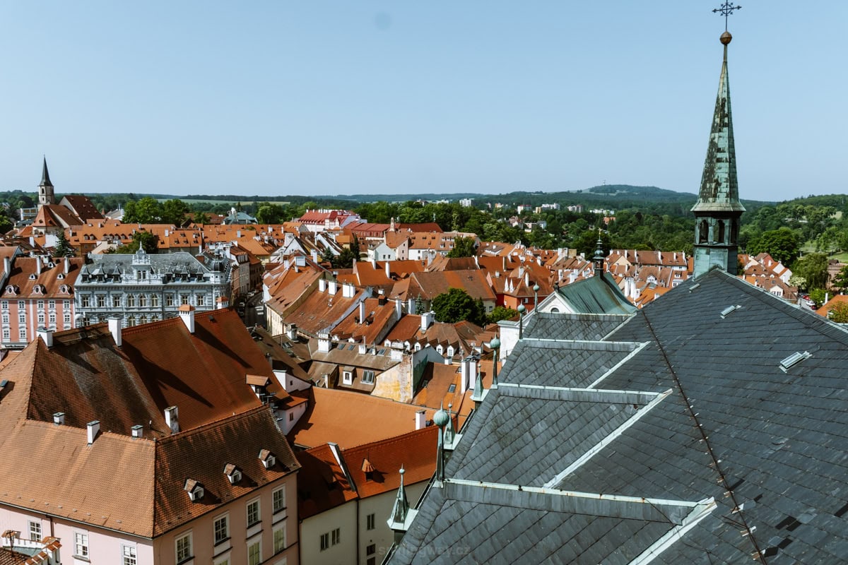 Pohled na město Cheb z věže kostela svatého Mikuláše a svaté Alžběty