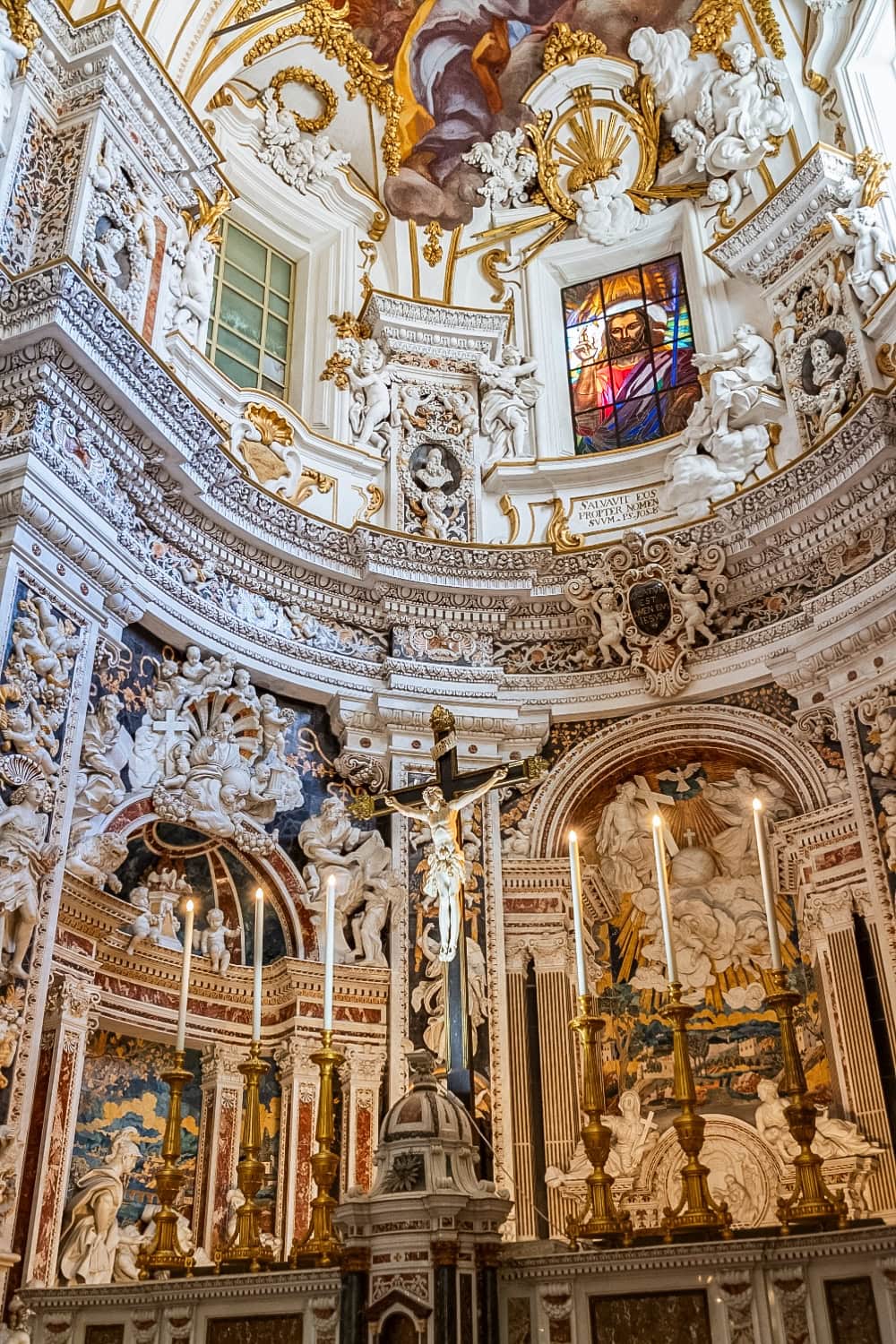 Chiesa del Gesù v Palermu je z venku nenápadný, ale uvnitř je nádherně zdobený.