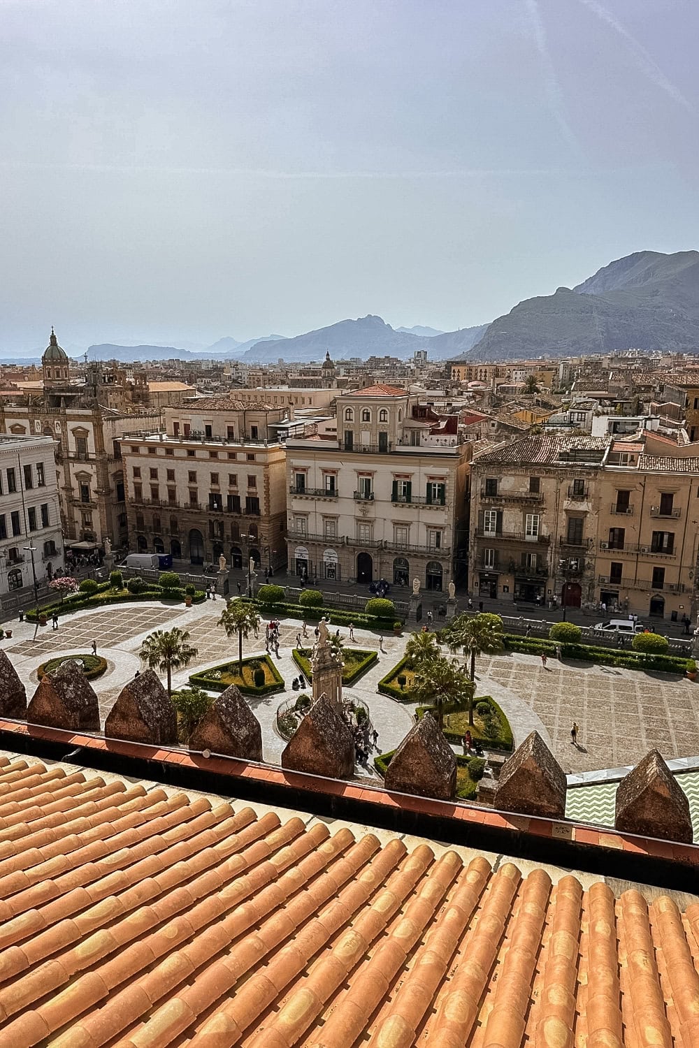 Výhled ze střechy katedrály v Palermu na Piazza della Cattedrale