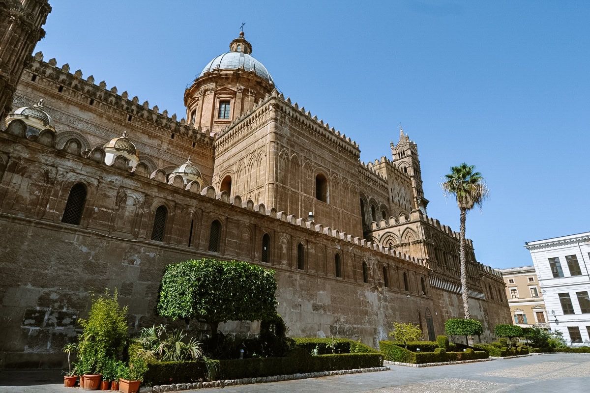 Pohled na katedrálu v Palermu z Piazza della Cattedrale