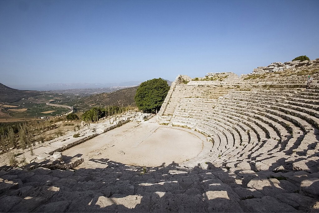 Antické divadlo v archeologickém parku Segesta (nahoru můžete jít pěšky nebo se svézt místním autobusem). 
