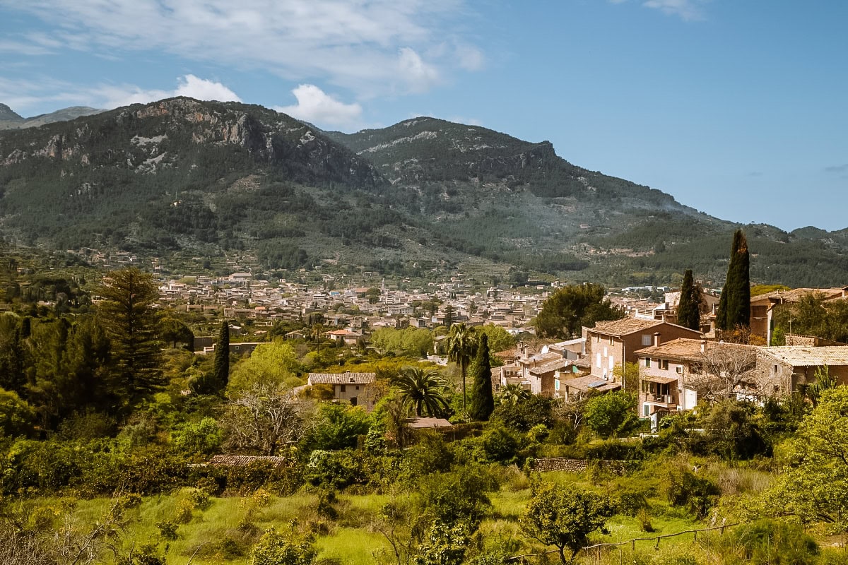Biniaraix pohled na město a okolní pohoří Serra Tramuntana Mallorca