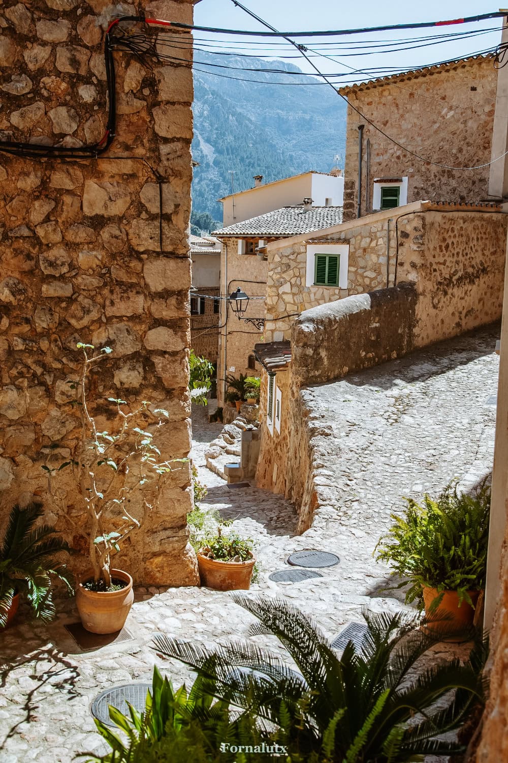 Pohled na vesnici Fornalutx v Serra Tramuntana na Mallorce
