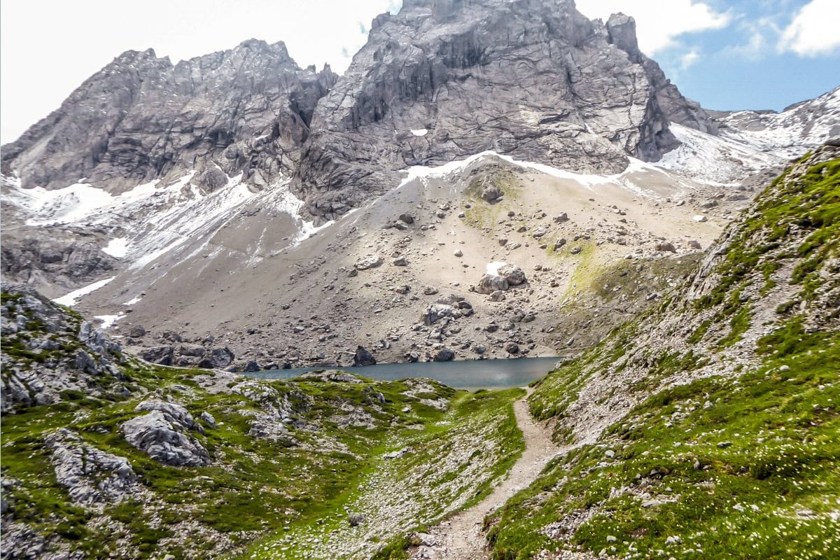 Mountain hut Karlsbader Hütte and Laserzsee