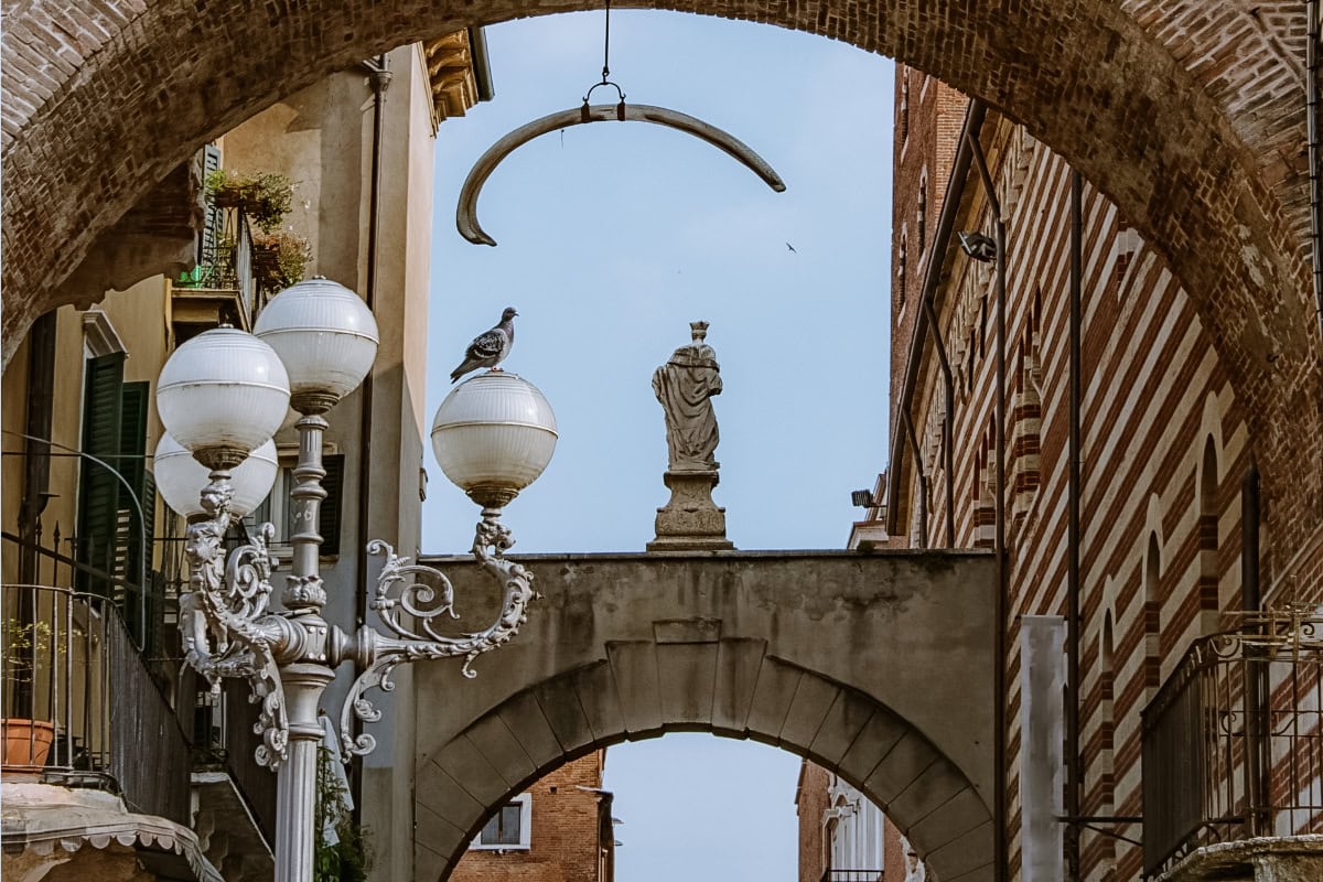 Žebro velryby na Arco della Costa Verona