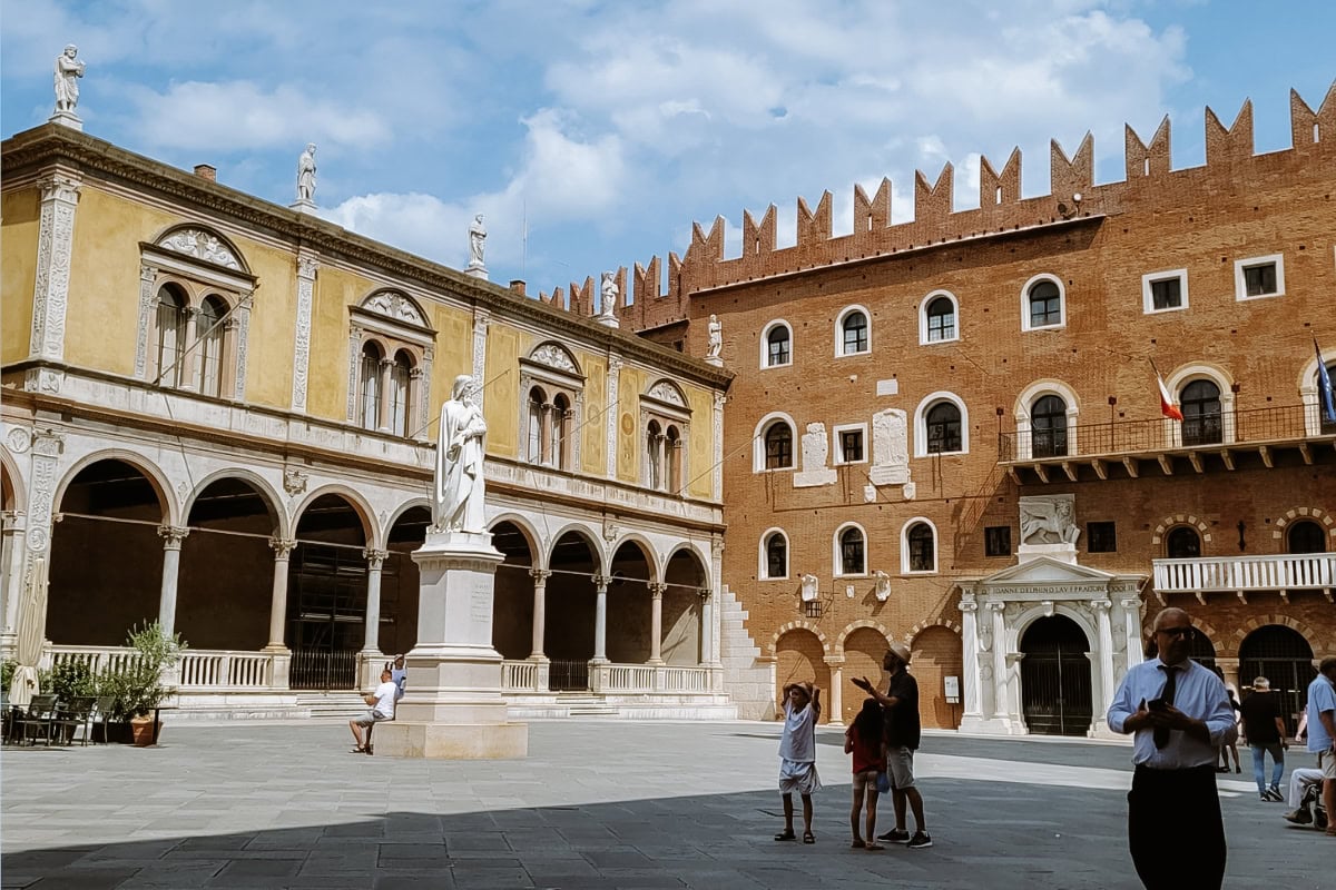 Socha Danteho na Piazza dei Signori