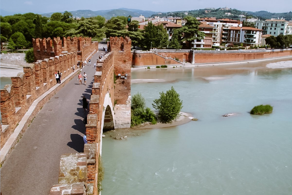 Pohled nad Ponte Scaligero z Castelvecchio