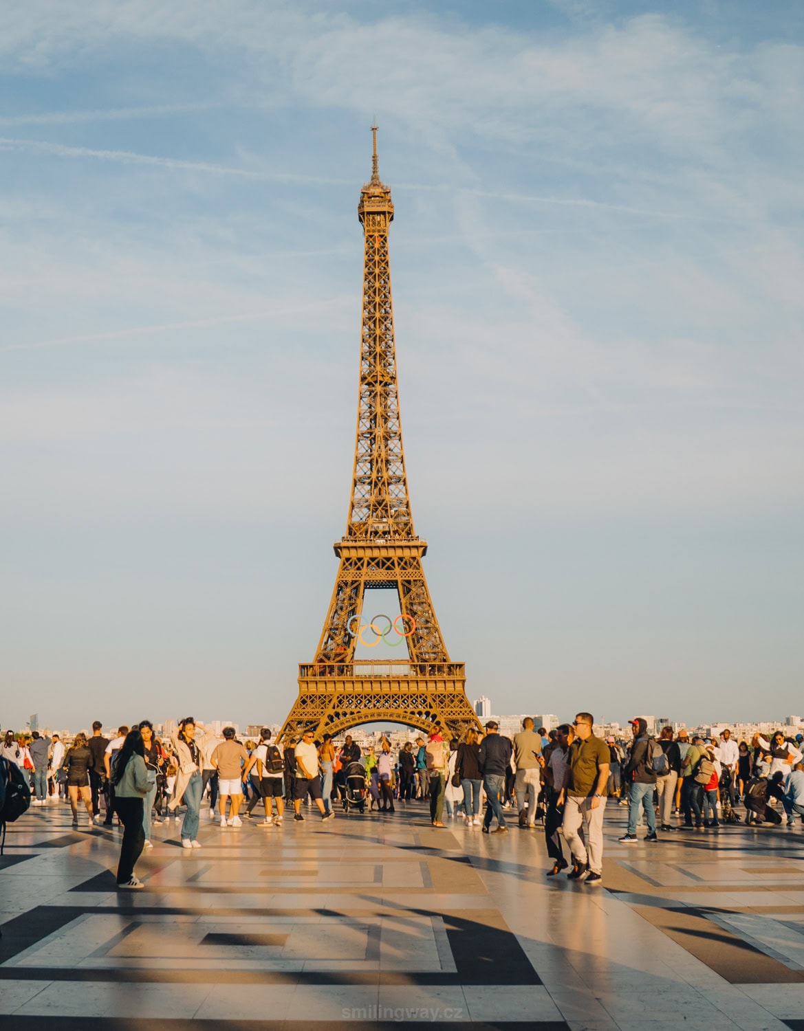 Výhled na Eiffelovu věž z náměstí Trocadéro při západu slunce.