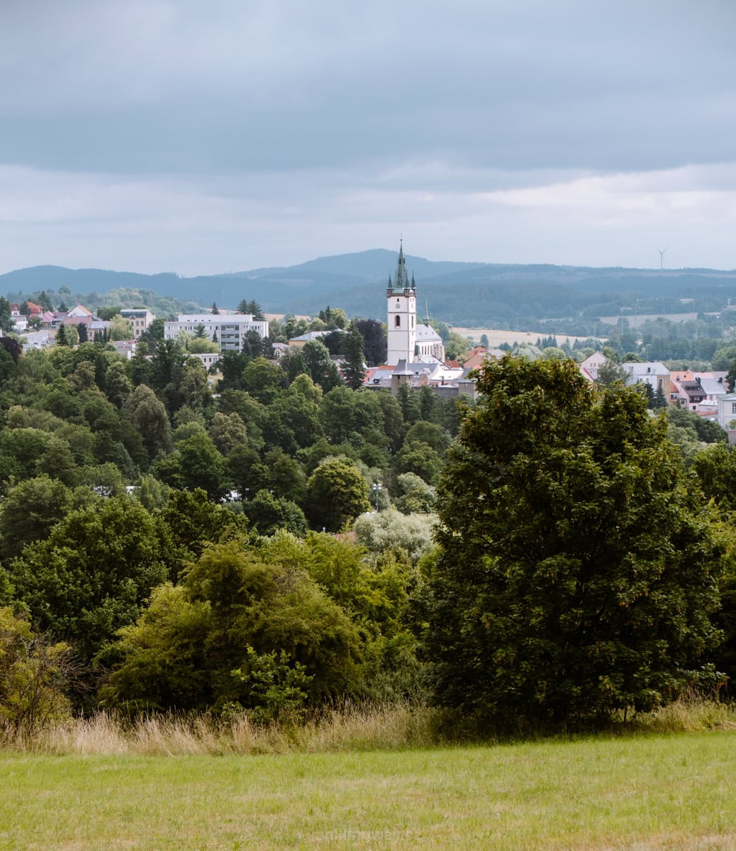 výhled z cesty vedoucí k rozhledně Vysoká v Tachově