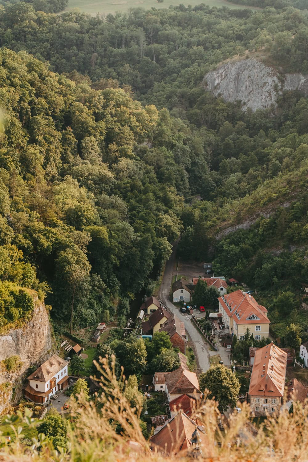 Svatý Jan pod Skalou Svatojánská skalní stěna výhled