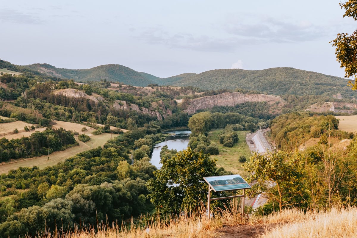 Tetínské skály Tetín výhled na CHKO Český kras