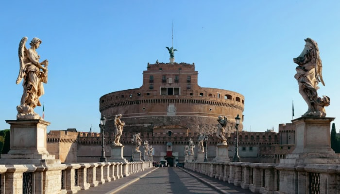 Starověká pevnost Castel Sant'Angelo v Římě, Itálie, na okraji řeky Tiber. Historické místo a turistická atrakce.