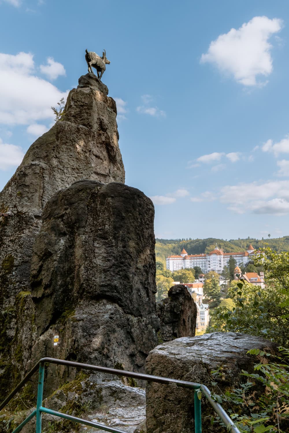 Jelení skok - socha kamzíka v Karlových Varech