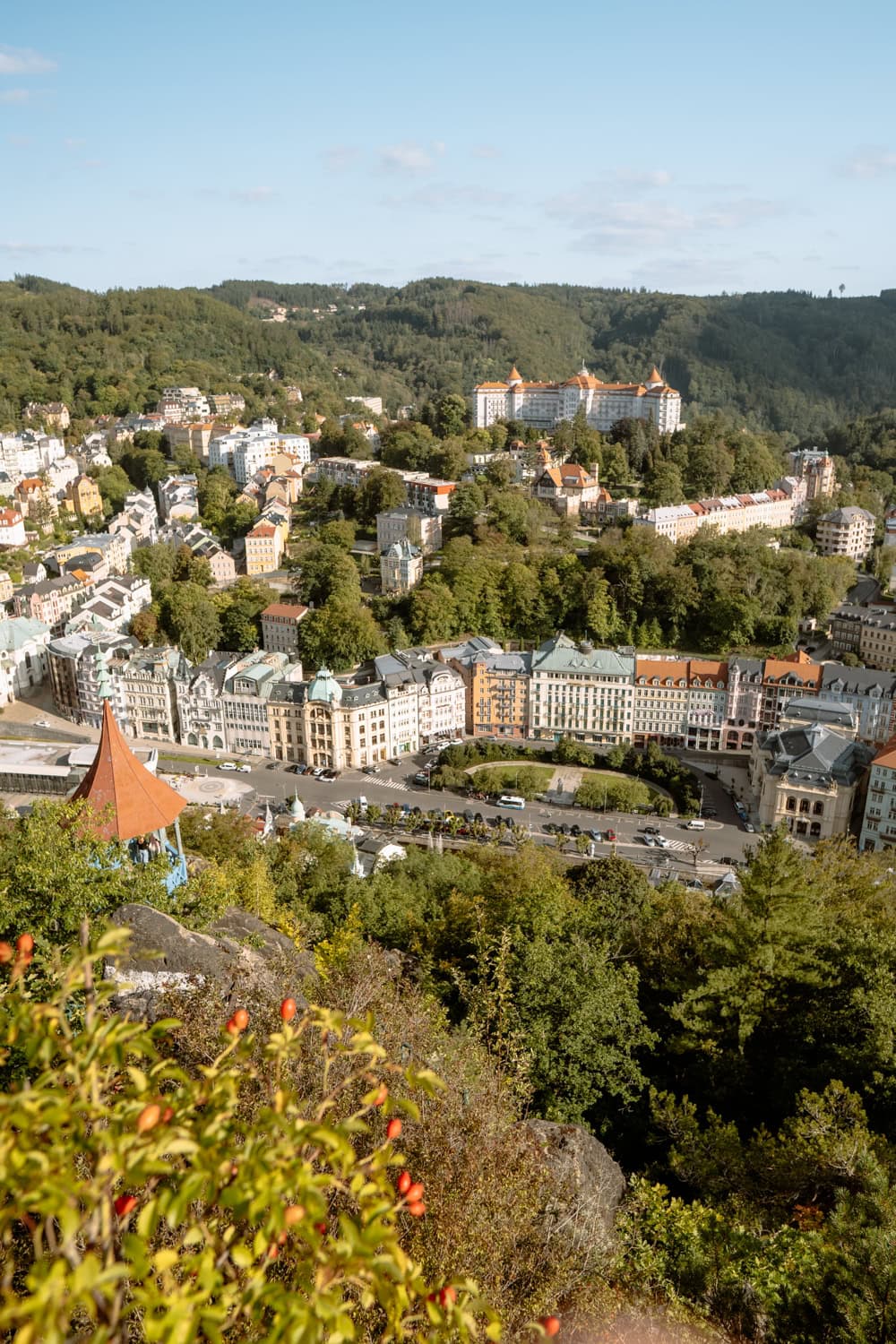 výhled z vyhlídky Petra Velikého na Karlovy Vary