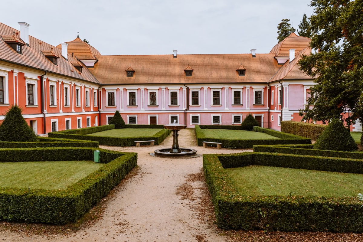 Zámecký park v Ostrově