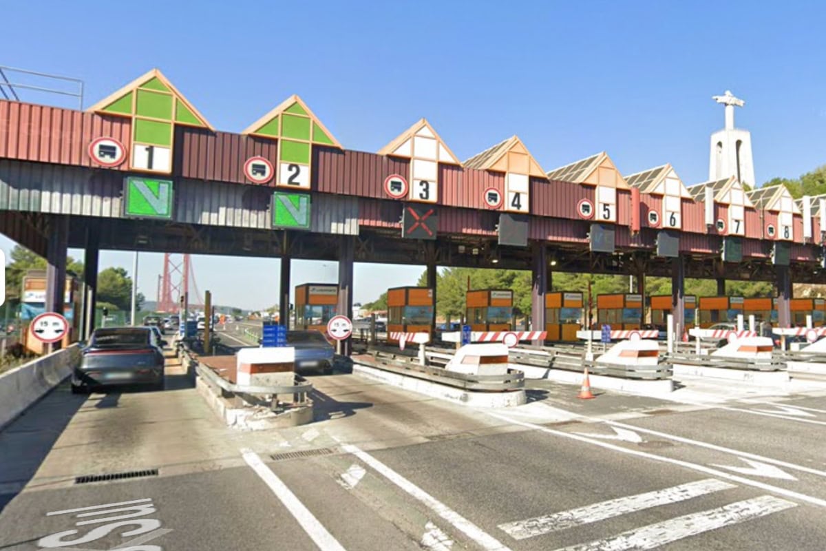 Mýtná brána v Portugalsku Půjčená auta jsou v Lisabonu vybavena transpondérem Via Verde – na mýtné bráně pojedete vyhrazeným pruhy označenými zelenobílým V (nic na místě neplatíte).