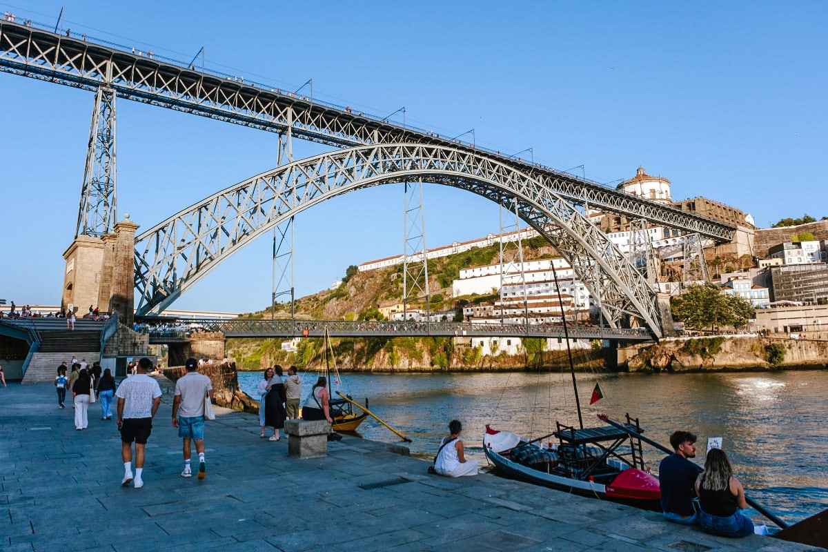 Porto - řeka Douro Promenáda u řeky Douro v Portu