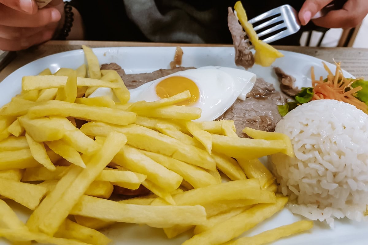 Bitoque - tradiční jídlo v Portugalsku Bitoque - tradiční jídlo v Portugalsku