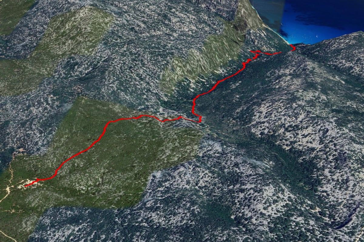 Cala Goloritze Z parkoviště u kempu Su Porteddu (vlevo dole) klesá stezka skrze vápencové pohoří až k azurové zátoce Cala Goloritzé (vpravo nahoře).