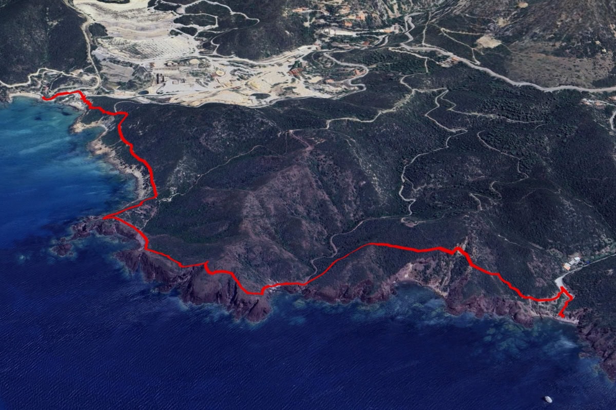 Masua Panoramatická stezka CMSB se vine po dramatických útesech od vyhlídky v Nebidě (vpravo dole) kolem pozůstatků dolů až k pláži Masua (vlevo nahoře),