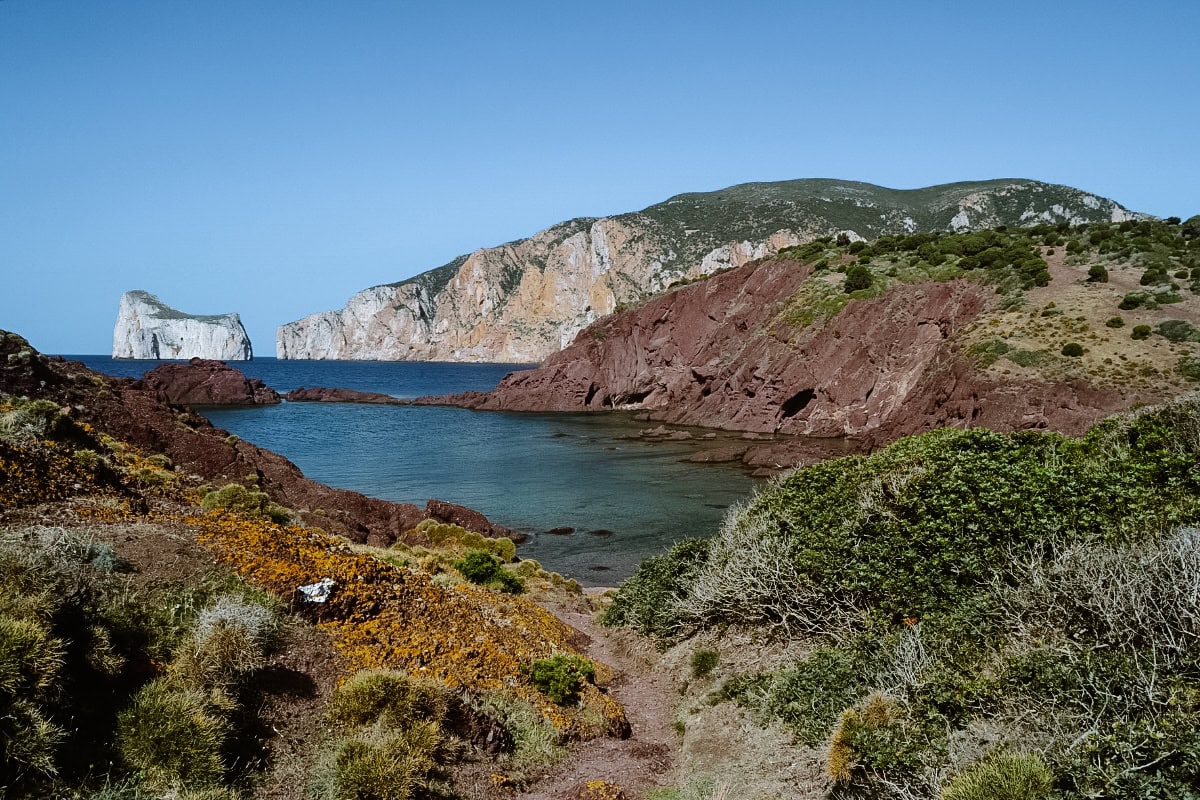 Sentiero dei Cinque Faraglioni v okolí Masua a Nebidy na Sardinii