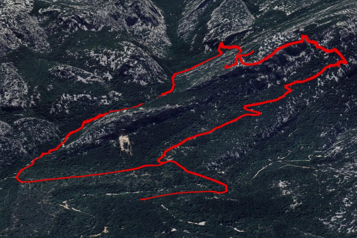 Archeologický park Tiscali Okružní trasa k archeologickému nalezišti Tiscali: Stezka začíná v údolí Valle di Lanaitho (dole), stoupá po vápencovém hřebeni k ukryté jeskyni s ruinami nuragické vesnice (horní část okruhu) a vrací se zpět jinou cestou skrze hustou vegetaci a skalní soutěsky.