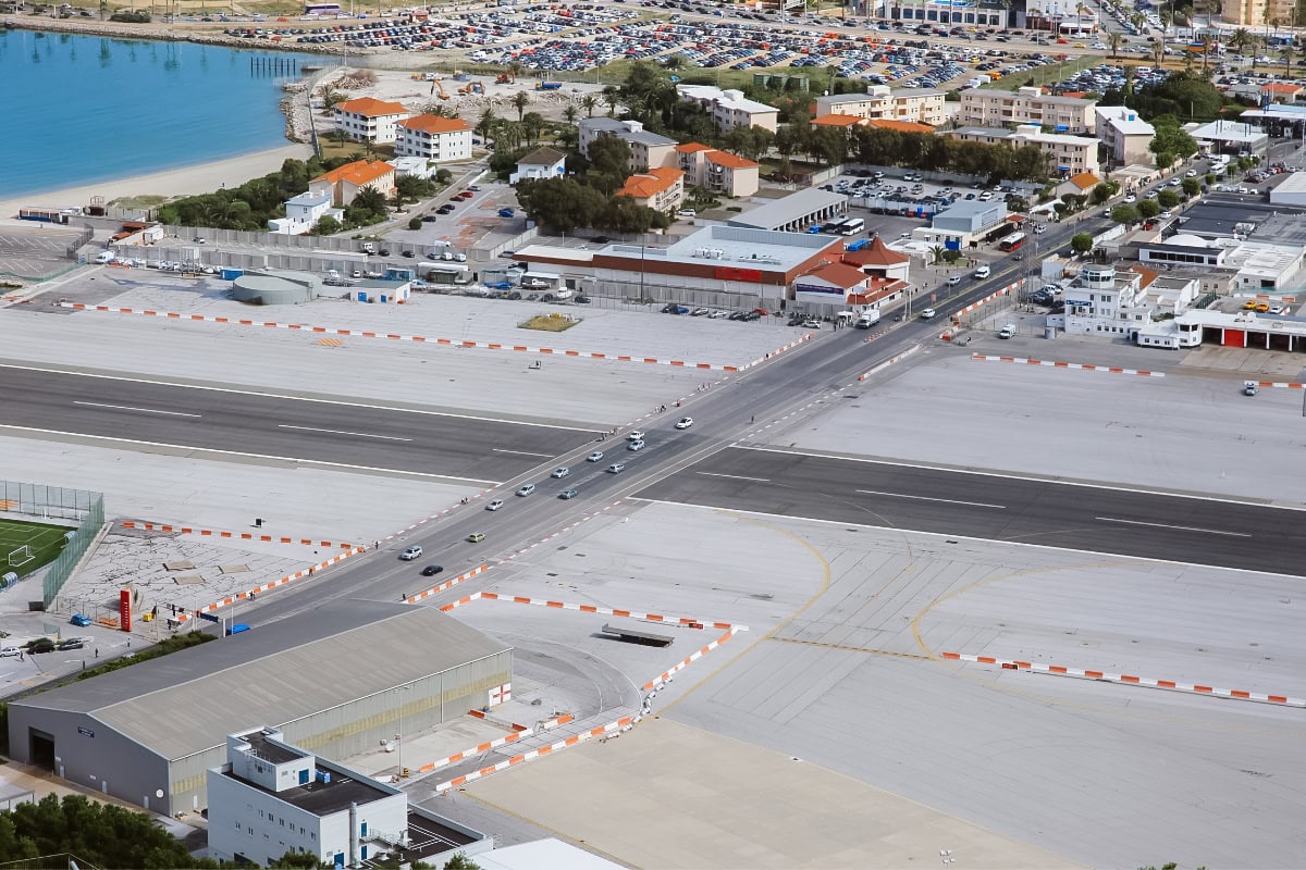 Letiště v Gibraltaru a za ním parkoviště v La Línea (pohled z Gibraltarské skály)