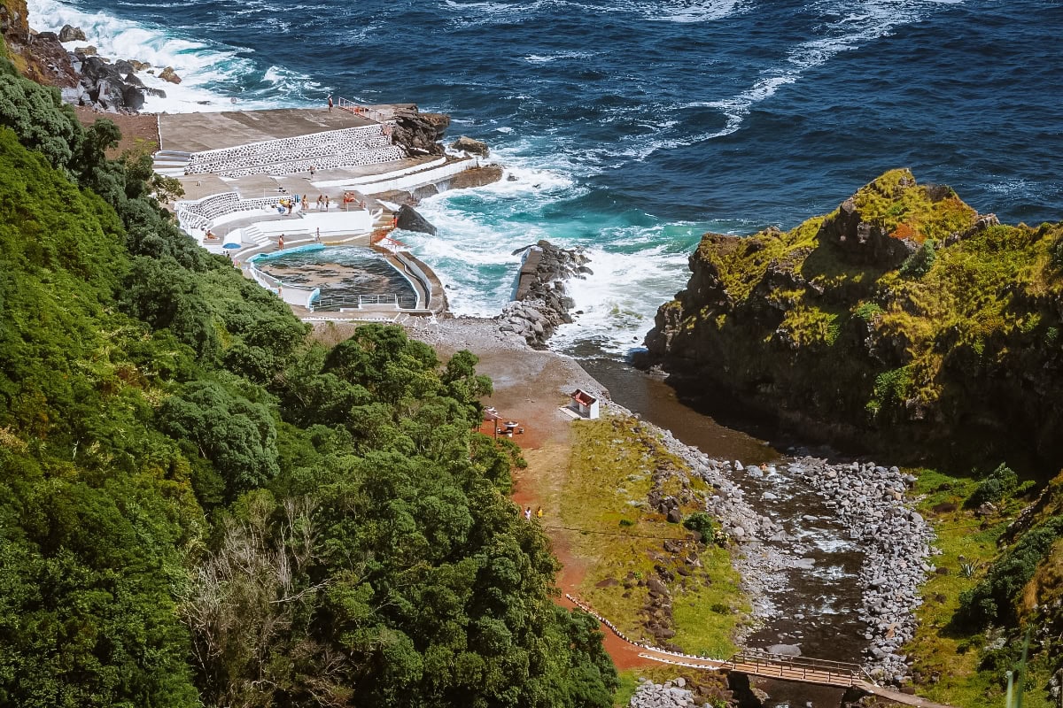 koupání na Sao Miguelu (Azory) Piscina Natural da Boca de Ribeira