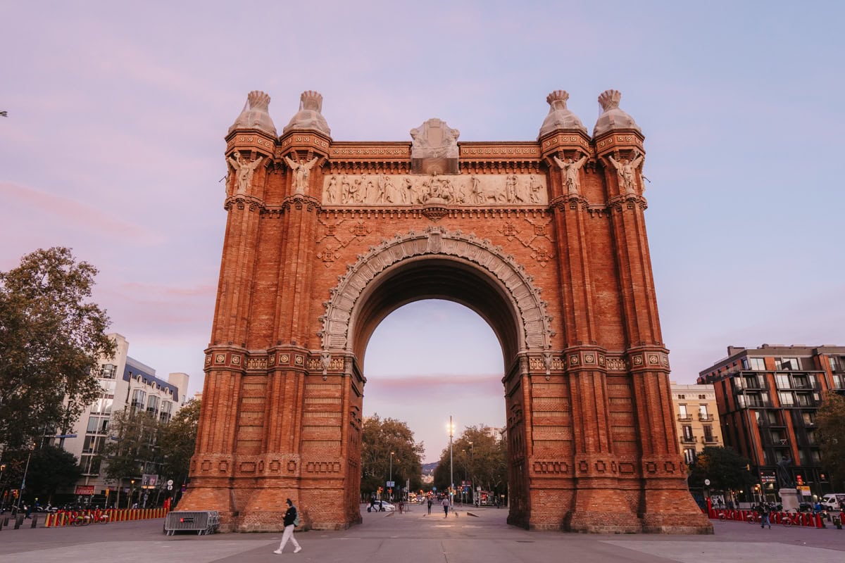 Vítězný oblouk při východu slunce