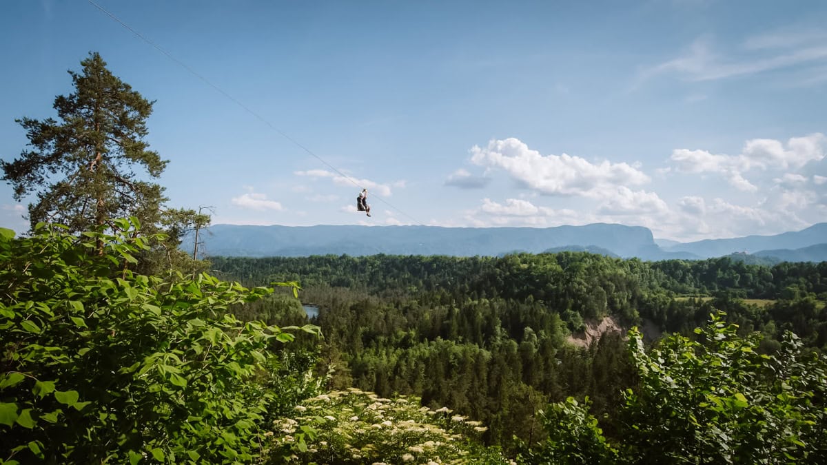 Lanovka přes lesy s výhledem na hory u Bled v Slovinsku