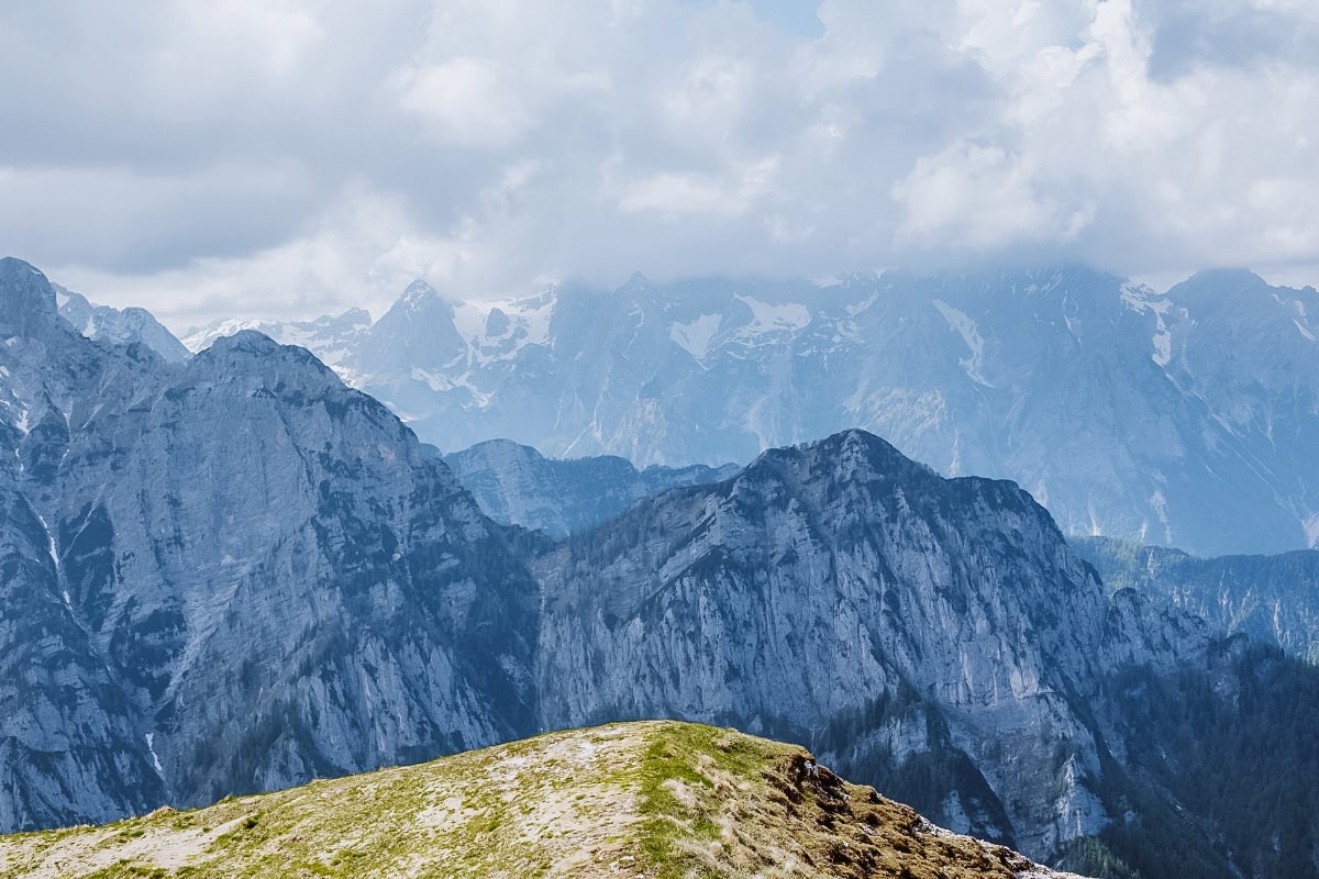 Výhled z vrcholu Debela Peč ve slovinských Alpách