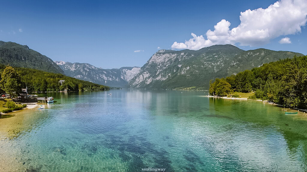 Jezero Bohinj ve Slovinsku