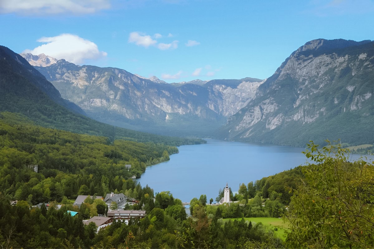 Pohled na jezero Bohinj z vyhlídky Peč