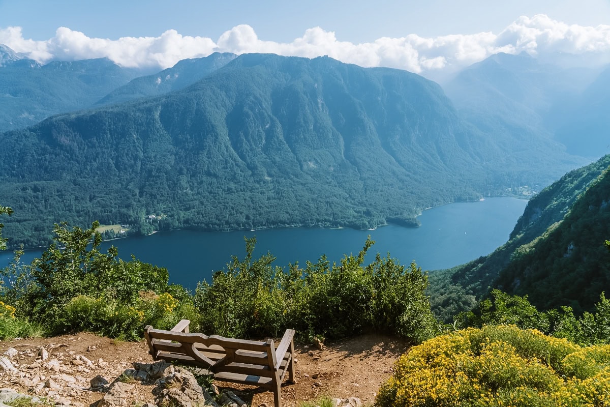 Pohled z náhorní plošiny Vogar na Bohinjské jezero