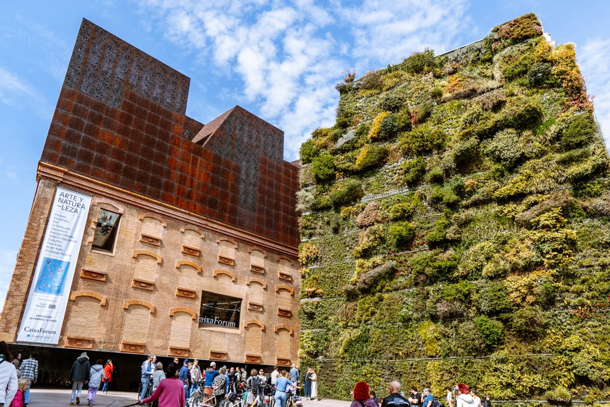 Caixaforum a vertikální zahrada při cestě k muzeu Reina Sofía