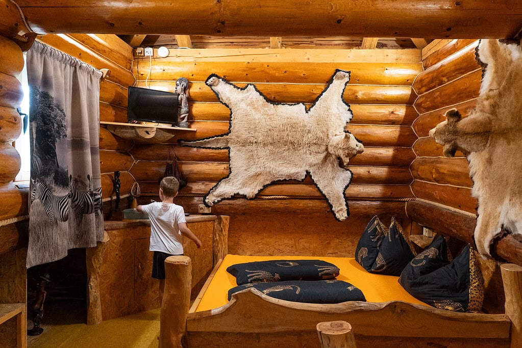 Horní ložnice v Resortu Svět (zvířecí kůže jsou pouze imitace)