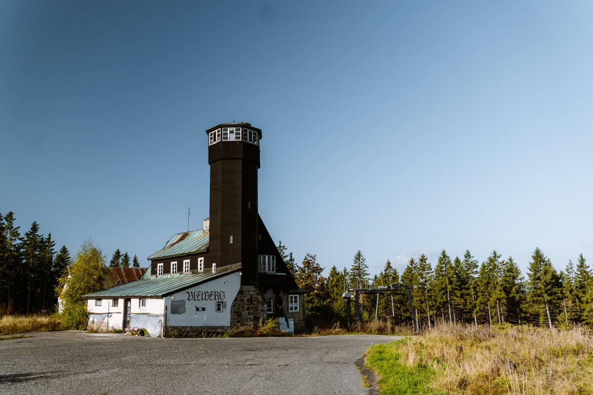 Chátrající rozhledna Bleiberg v Bublavě