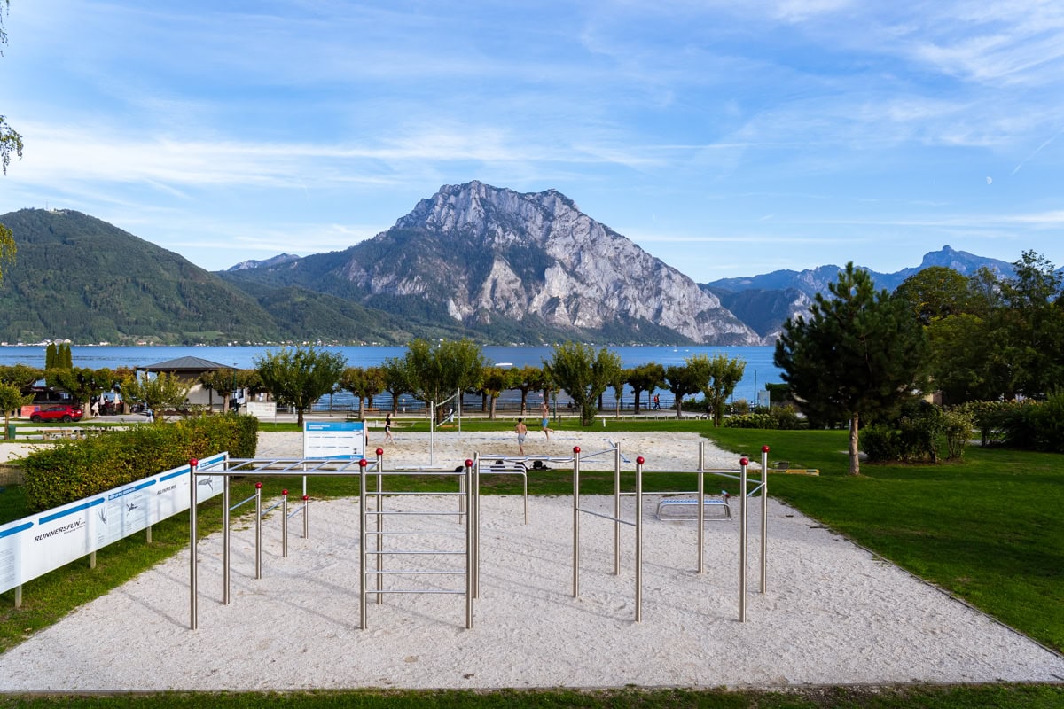 Promenáda v Altmünster u Traunsee