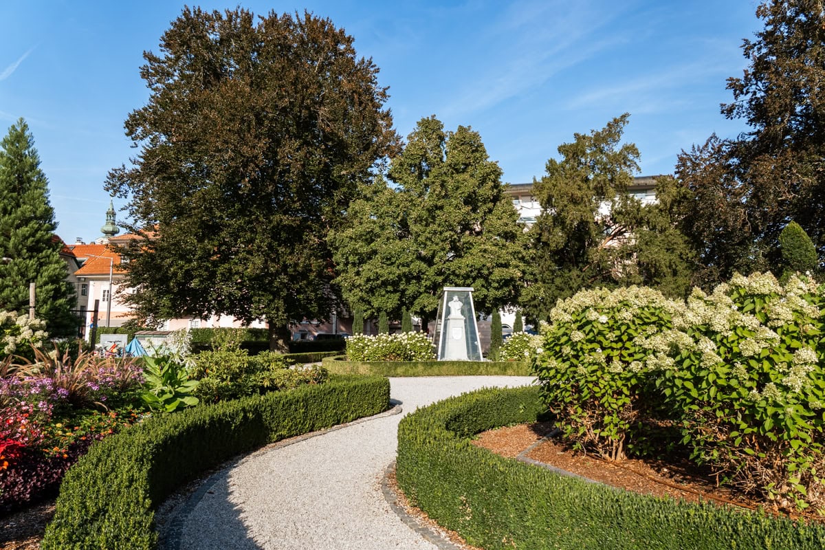 Park vedle promenády v Gmundenu