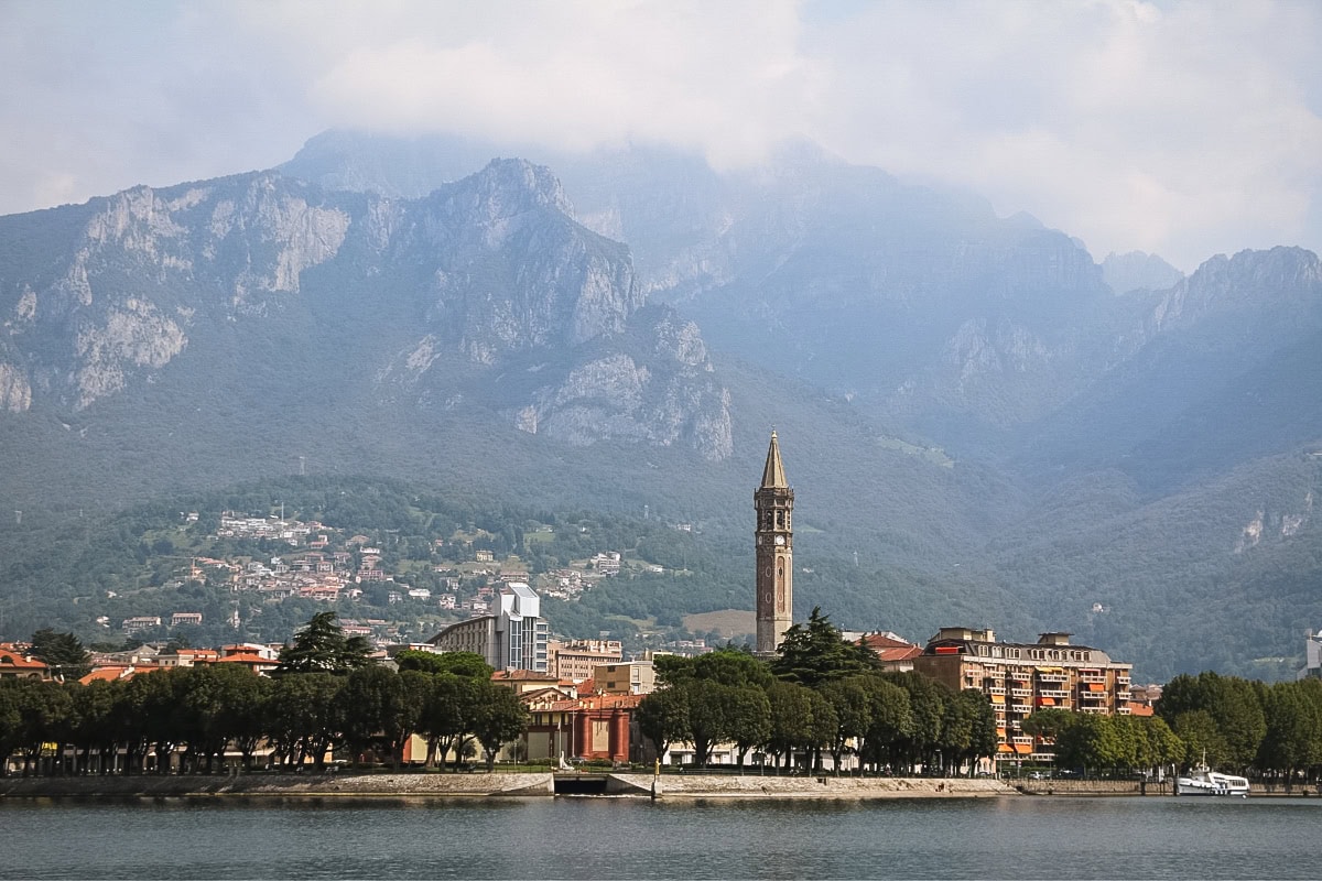 Pohled na Lecco z Lungolago di Malgrate